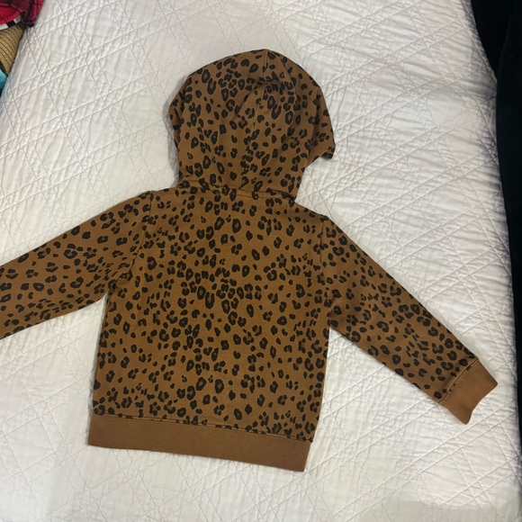 GAP leopard print toddler 2 pc sweatsuit - Picture 3 of 14